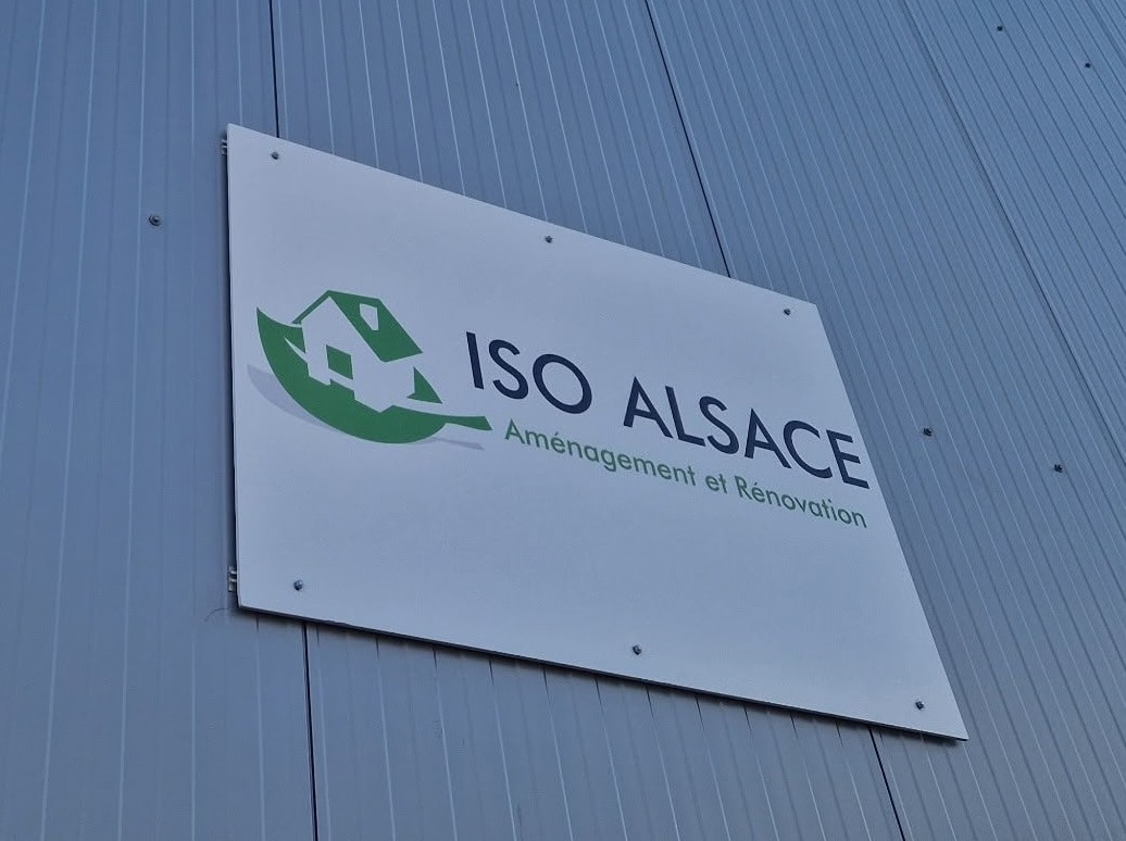Devanture du bâtiment ISO ALSACE à Gerstheim avec son enseigne